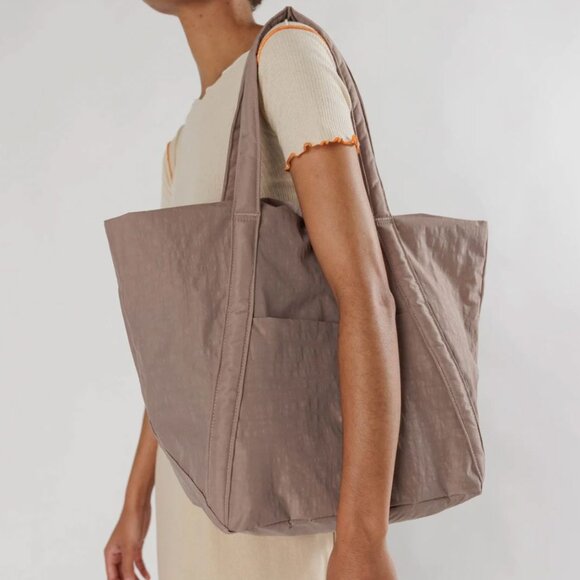 BAGGU Handbags - NWT Baggu Cloud Bag - Taupe